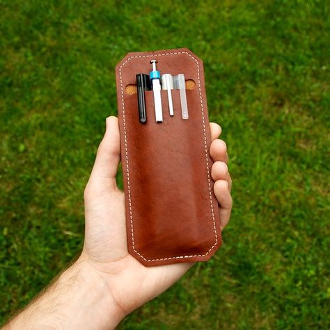 Pen Case Diy, Leder Diy, Leather Pen Case, Leather Pencil Case, Mens Gadgets, Pencil Bag, Stationery Pens, Pencil Bags, Pen Case