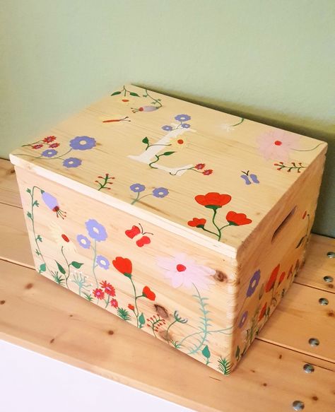 #flowers #inpakken #giftingideas #giftwrapped #mothersday #present #instagood #chocolate #handmadewithlove #shopsmall Decorated Boxes Ideas Crafts, Wood Jewelry Box Diy, Paint Wood Box Ideas, Diy Painted Wooden Box Ideas, Diy Wooden Jewelry Box Painting Ideas, Toy Box Painting Ideas, Painted Keepsake Boxes, Cute Memory Box Diy, Painted Trinket Boxes Diy