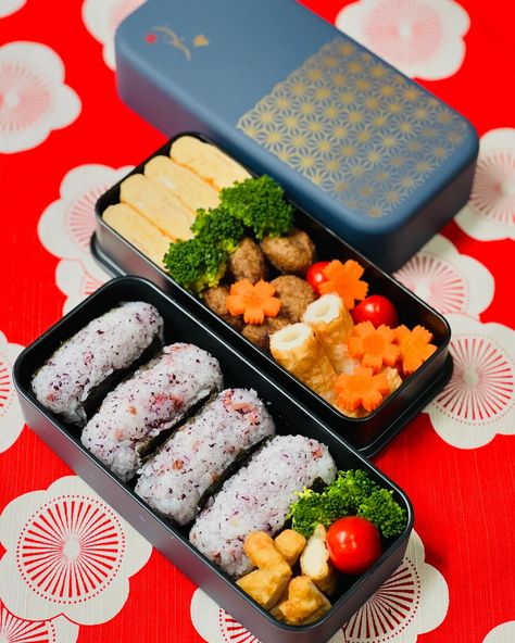 🍱 Drum shaped onigiri with shiso ume mix 🍱 Chicken nugget 🍱 Meatballs 🍱 Chikuwa fishcake 🍱 Tamagoyaki 🍱 Broccoli, tomato, carrot Very filling bento today for the first day of the week. Lots of choices but most of them were easy to prepare. The onigiri took the longest 🤲 making drum shaped onigiri saves space and changes up your bento organization 👌 Bento box - Asanoha 2 tier bento box (link from bio 👆) #onigiri #riceball #onigiribento #japanesebento #japanesebentobox #meatball #chickennugg... Bento Organization, Japan Bento, Onigiri Bento, Ikea Meatballs, Japanese Bento Box, Chicken Nugget, Japanese Bento, Bento Boxes, Rice Balls