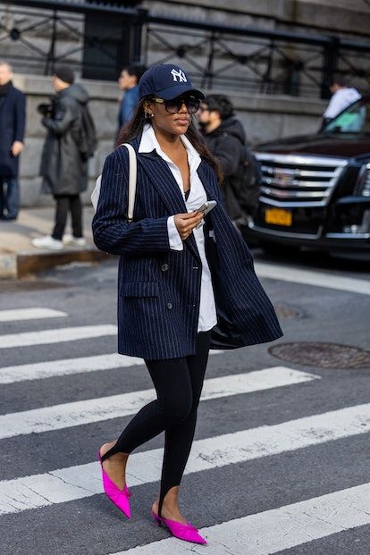 Shoes To Wear With Leggings, Europe Street Style, Friday Outfit Ideas, Street Style Fashion Photography, 2023 Street Style, Europe Street, Street Style 2023, New York Fashion Week Street Style, New York Street Style