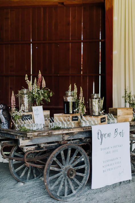 Boho Wedding Drink Station, Wedding Beverage Stations, Drink Station Ideas Party, Wedding Drinks Station, Wagon Wedding, Isle Decorations, Rustic Wedding Bar, Countryside Weddings, Bar Layout