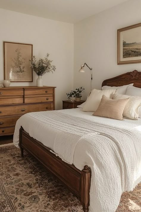 Minimalist Vintage Fusion Homey Master Bedrooms, Room Decor With Wooden Furniture, Room Ideas Aesthetic Wooden Furniture, Antique Southern Home Decor, Bedroom Inspo Dark Wood Furniture, Wood Room Decor Ideas, Minimalist Vintage Apartment, Modern House With Vintage Furniture, Modern With Vintage Decor