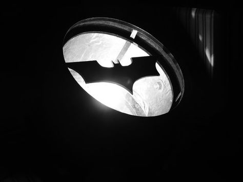 Batman DIY light up bat signal. Gimmee all the nerd crafts!! I can totally make this happen for my Bat Cave at home. Bruce Wayne would be proud... Batman Light, Batman Diy, Batman Decor, Batman Halloween, Nerd Crafts, Batman Birthday Party, Batman Party, Batman Birthday, Halloween Tattoo