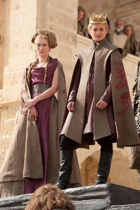 Lena Headey as Cersei Lannister and Jack Gleeson as Joffrey Baratheon in Game of Thrones - Season 1 Jack Gleeson, Joffrey Baratheon, Medieval Costumes, Aesthetic Movie, Got Costumes, Game Of Thrones Costumes, Game Of Thrones Tv, Got Game Of Thrones, Photo Games