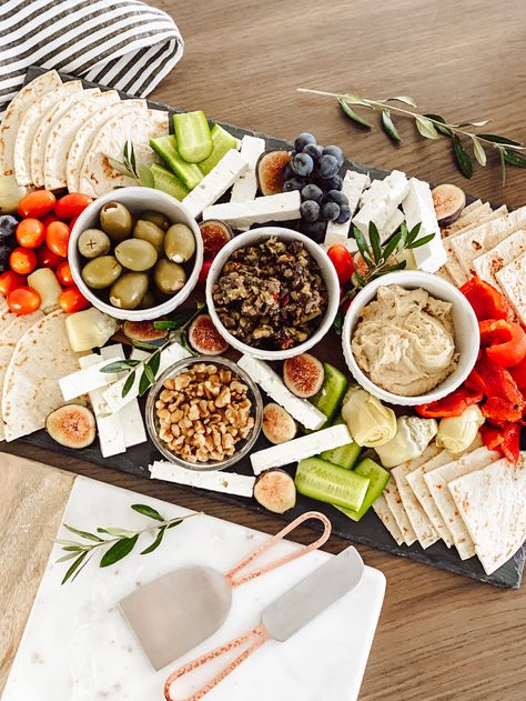 Gyro Charcuterie Board, Gyro Packaging, Charcuterie Vegetarian, Greek Mezze Platter, Greek Mezze, Greek Meze, Meze Platter, Mediterranean Snacks, Mezze Platter