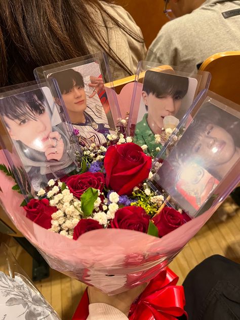 Photocard Bouquet Kpop, Pc Bouquet Kpop, Photo Card Bouquet Kpop, Buket Photocard, Bouquet Of Photocard, Photo Card Bouquet, Gojo Bouquet, Kpop Flower Bouquet, Picture Bouquet