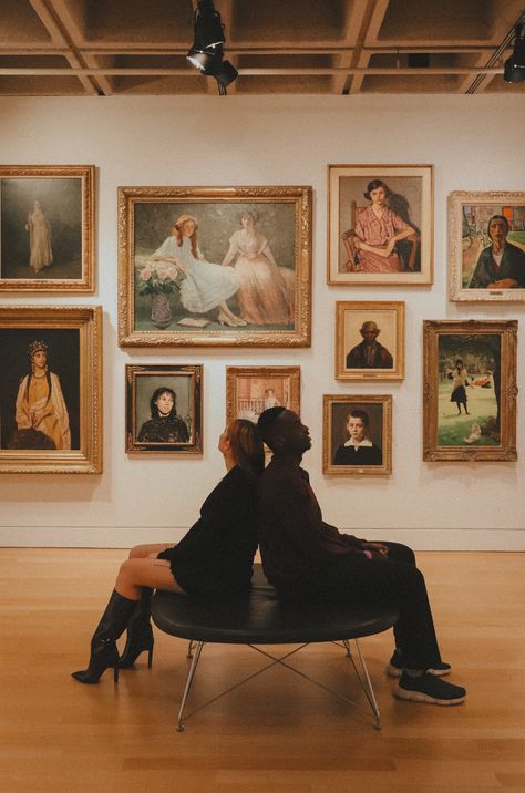 Creative Photoshoot Ideas For Couples, Museum Family Photoshoot, Engagement Photos Museum Aesthetic, Art Gallery Couples Photoshoot, National Gallery Of Art Photoshoot, Couple Museum Photography, Couple Photoshoot Museum, Art Museum Photoshoot Couple, Art Gallery Photos