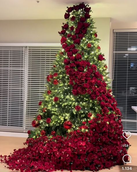 Christmas Tree With Red Roses, Christmas Tree Decorating Contest, Roses Christmas Tree, Rose Christmas Tree, Christmas Tree Roses, Decorating Christmas Trees, Rosé Christmas, The Birth Of Jesus Christ, Birth Of Jesus Christ