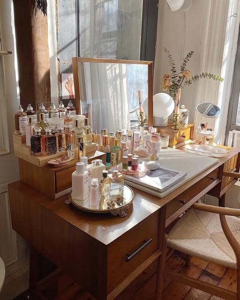 Makeup Organization Vintage, Vintage Makeup Organization, Makeup Vanity Inspiration, Vanity Decor Ideas Bedroom, Makeup Desk Aesthetic, Vanity Set Up Ideas, Makeup Table Ideas, Makeup Vanity Aesthetic, Makeup Organization Aesthetic