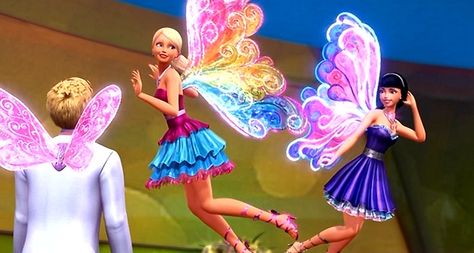 Barbie a Fairy Secret - Impressive new wings Barbie And A Fairy Secret, Barbie Wings, Barbie Fairy Secret, Fairies Movie, Barbie Fairy, Princess Charm School, Barbie Fairytopia, Hot Halloween Outfits, Barbie Cartoon