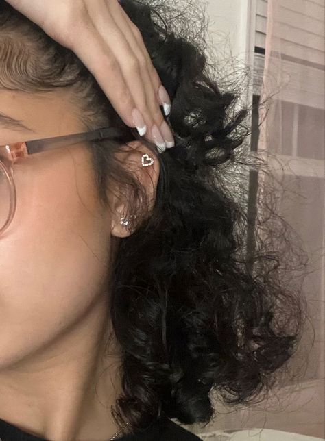 Pierced Ear Aesthetic, Percinings Ear Ideas Black, Cute Ear Piercings Combinations Baddie, Ear Piercings Inspiration Baddie, Baddie Percinings, Cartilage Piercing Black Women, Women Piercings Ideas, Piercings For Big Ears, Picerings Ideas