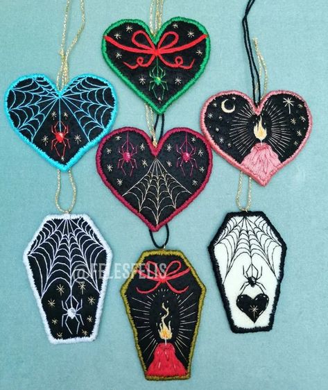 Halloween Fabric Crafts, Scary Christmas, Creepy Christmas, Cute Sewing Projects, Dark Christmas, Felt Halloween, Felt Embroidery, Spider Webs, Halloween Ornaments