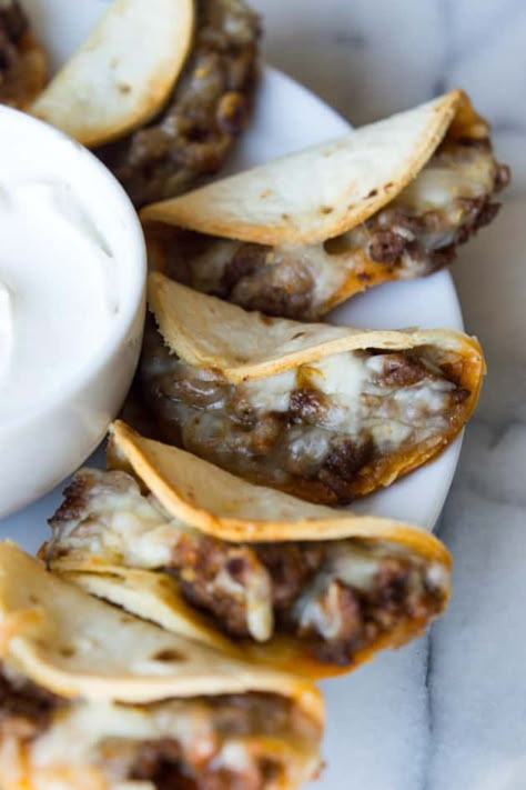 Mini Beef and Cheese Tacos are the perfect little taco. A great appetizer or snack for game night! Mini Beef And Cheese Tacos, Mini Beef Quesadillas, Healthy Game Night Food, Appetizer Dinner Night, Mini Quesadillas Appetizers, Game Night Snacks Finger Foods, Beef Appetizers For Party, Mini Tortilla Recipes, Game Night Dinner Ideas