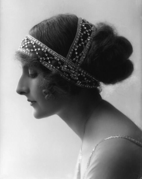 1910s 1910 Hairstyles, Historical Hairstyles, Edwardian Hairstyles, 1910s Fashion, Hair Adornments, Edwardian Fashion, Portrait Gallery, Vintage Glamour, White Photo