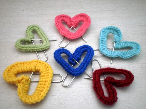 Heart Shaped Paper Clip Bookmarks by Anzouya on flickr. This is the link to the tutorial: http://www.anzouya.com/2010/01/tutorial-for-special-valentine.html#axzz1uB42Bw8w Paperclip Crafts, Crocheted Heart, Valentines Crochet, Crochet Bookmarks, Crochet Diy, Crochet Books, Valentine Special, Crochet Heart, Paper Hearts