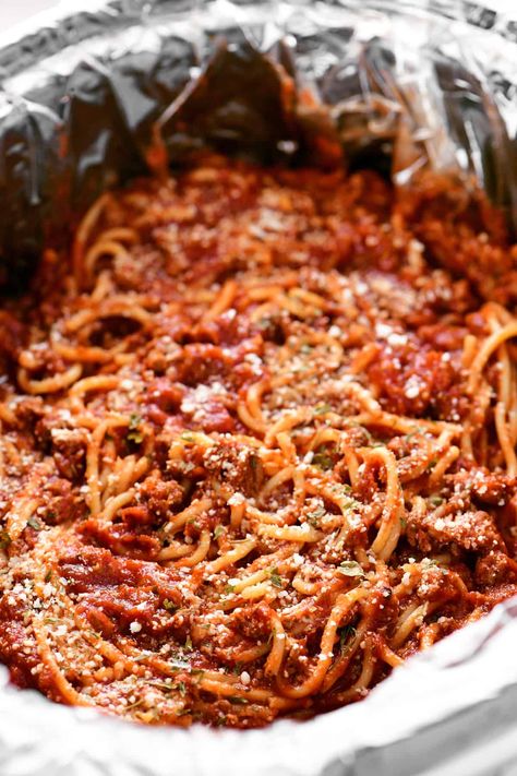 Crock Pot Spaghetti, Slow Cooker Spaghetti Sauce, Crockpot Spaghetti, Novice Chef, Slow Cooker Spaghetti, Spaghetti Meat Sauce, Ground Italian Sausage, Fast Dinner Recipes, Mild Italian Sausage