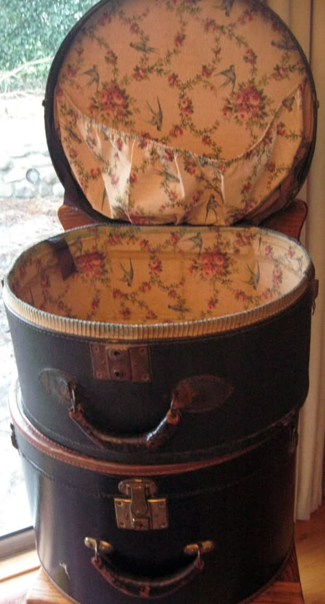 Vintage fabric lined train hat case... Train Hat, Shabby Chic Diy Projects, Vintage Hat Boxes, Suitcase Storage, Old Suitcases, Vintage Suitcases, Vintage Luggage, Hat Boxes, Vintage Storage