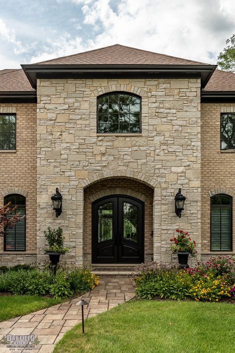 Stone Facing Exterior House, House Fasade Stone, Brick Stone And Wood Home Exterior, Natural Stone Facade, Brick And Stone Exterior Combinations, Laterite Stone House Elevation, Natural Stone Facade Architecture, Stone Veneer Exterior, Country House Exterior