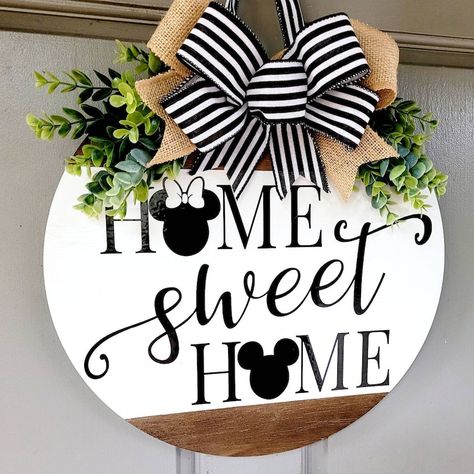 Mickey Mouse Wreath, Casa Disney, Disney Wreath, Disney Sign, Welcome Door Signs, Door Signs Diy, Disney Rooms, Wood Wreath, Pumpkin Door Hanger