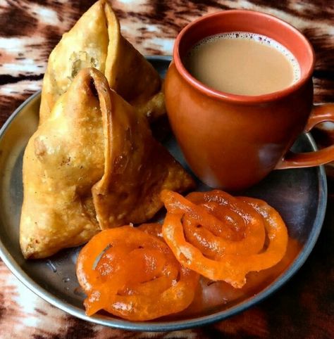 Good morning / breakfast /tea /jalebi /samosa Chai Samosa Photography, Jalebi Photography, Chai Cart, Chai Samosa, Indian Chai, Sunrise Coffee, Desi Street Food, Good Morning Breakfast, Bengali Food