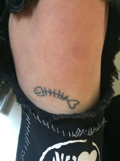 Snp Tattoo Ideas, Stick And Poke Tattoo Ideas For Stoners, American Traditional Stick And Poke, Dark Stick And Poke Tattoo, Cool Stick N Poke, Knee Stick And Poke Tattoo, Rat Stick And Poke, Stick In Poke Tattoo Ideas, Bat Stick And Poke