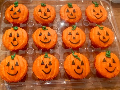 Jack o lantern cupcakes Jack O Lantern Cupcakes, Scarecrow Cupcake, Oreo Dirt, Halloween Costum, Cupcakes Easy, Halloween Date, Halloween Sweets, Pumpkin Cupcakes, Kids Class