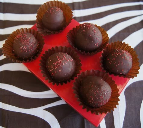 Spicy Mayan Chocolate Truffles. Chocolate + cayenne. Perfect Christmas gift! Mayan Chocolate, Weekend Recipes, Spicy Chocolate, Chocolate Shakeology, Food Fest, Spiced Chocolate, Mexican Chocolate, Candy Truffles, Truffle Recipe