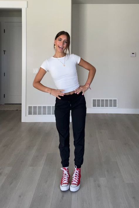 Lululemon Black Joggers Outfit, Lulu Joggers Outfit Women, Lulu Joggers Outfit, Black Joggers Outfit, Lulu Joggers, Lulu Fits, Joggers Outfit Women, Casual White Shirt, College Fits