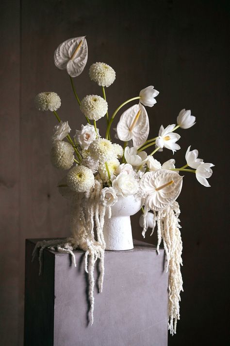 Minimal flowers white baroque white anthurium Floral Arrangement On Pedestal, Romantic Wedding Bouquet Vintage, Giant Flower Arrangement, Modern Flower Centerpieces, White Modern Floral Arrangement, Modern White Wedding Florals, White Arrangements Flowers, Sculptural Wedding Flowers, Monochrome Flower Arrangement