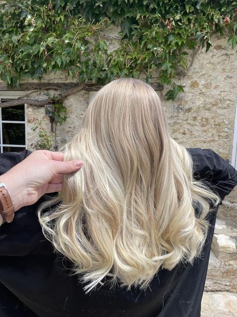 Un beau balayage blond réalisé sur une chevelure longue 😊 Blonde Platine, Hair Goal, Balayage Blond, Blond Girl, Straight Blonde Hair, Balayage Ombre, Smoky Eyes, Ombre Balayage, Dream Hair