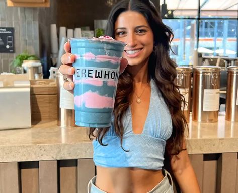 Let's Talk About Erewhon's New Sea Moss Smoothie Erewhon Smoothie Recipes, Sea Moss Smoothie, Erewhon Smoothie, Rebecca Leigh, Date Smoothie, Smoothie Benefits, Holistic Recipes, Wellness Shots, Dutch Bros