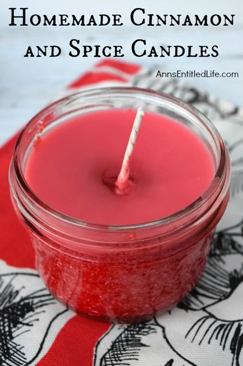 Homemade Cinnamon and Spice Candles. Easily and inexpensively make your own Homemade Cinnamon and Spice Candles! Great for gifts, stocking stuffers, or to scent your own home during the holiday season. These Homemade Cinnamon and Spice Candles are a fun DIY project that yields great results! Homemade Candle Recipes, Lilin Aroma, Homemade Candle, Homemade Scented Candles, Diy Stocking Stuffers, Diy Stockings, Candle Ideas, Food Candles, Candle Craft