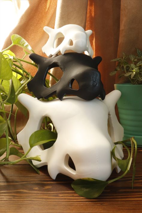 Large medium and small sized 3d printed skulls of Cubone stacked on top of each others. Pokemon Figures Display, Pokemon Home Decor, Pokemon Shelf, Cubone Skull, Anime Home Decor, Pokemon Room, Anime Home, Rooms Design, Pokemon Universe