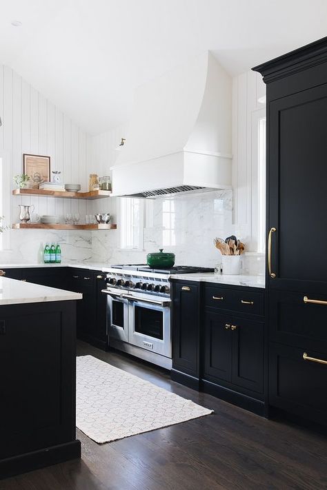 Two Tone Kitchen Cabinets, Two Tone Kitchen, Dark Floors, Black Kitchen Cabinets, New Kitchen Cabinets, Beautiful Rooms, Diy Kitchen Cabinets, Black Cabinets, Painting Kitchen Cabinets