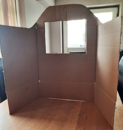 DIY cardboard puppet theatre - This crafty family - craft for kids Puppet Show Box Diy, How To Build A Puppet Theatre, Finger Puppet Stage, Puppet Stand Diy, Diy Theater Stage Cardboard, Shadow Puppet Theatre Diy, Cardboard Box Puppet Theater, Diy Puppet Stage, Puppet Box Diy