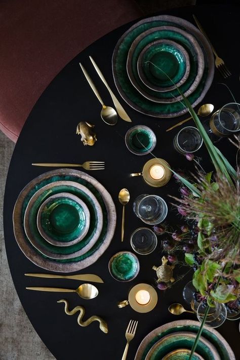 Green Table, Black Table, Dining Table Decor, Beautiful Table, Table Style, Weihnachten Dekoration, Decoration Table, Christmas Table, Place Settings