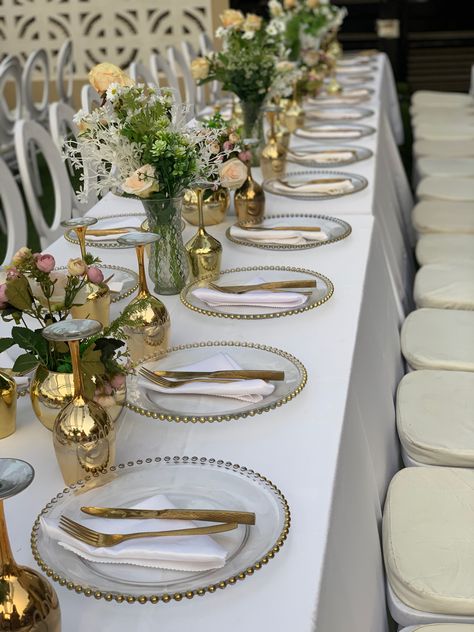 Gold And White 21st Birthday Decorations, Gold And Cream Birthday Party Decor, White And Gold Picnic Setup, Gold Brunch Decorations, 25th Birthday Table Decorations, White And Gold Birthday Theme Table Settings, Gold And White Dinner Table Decor, Gold Table Setting Ideas, White And Gold Backyard Party