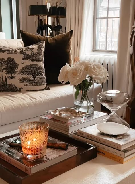 The Easiest Home Decor Ideas That Will Instantly Transform Your Home - Decoholic Vintage Decor Inspiration, Classic Apartment Decor, Sophisticated Apartment, Nancy Meyers Aesthetic, Nancy Myers, Regal Design, Nancy Meyers, Casa Vintage, Coffee Table Styling