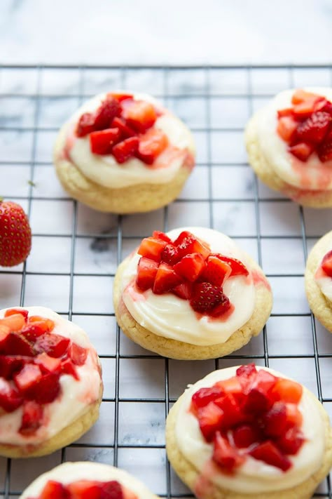 Strawberry Shortcake Cookies Crumbl Cookie Strawberry Shortcake, Strawberry Cookies Crumbl, Strawberry Shortcake Crumble Cookies, Strawberry Shortcake Cookies Crumbl, Crumbl Strawberry Shortcake Cookies, Strawberry And Cream Cookies, Strawberry Jam Sugar Cookies, Strawberry Cream Dessert, Cookie Recipes Strawberry