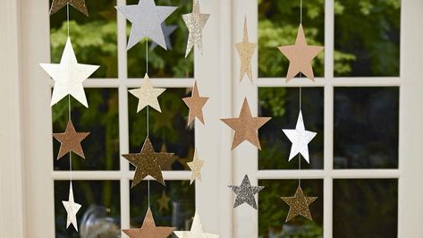 Perk up wintery windows for Christmas with a vibrant garland made of felt medallions and ornaments. Garlands Christmas, Diy Garlands, Napkin Folds, Christmas Simple, Diy Christmas Garland, New Year's Party Decorations, Photo Booth Background, Diy Photo Booth, Glitter Decor