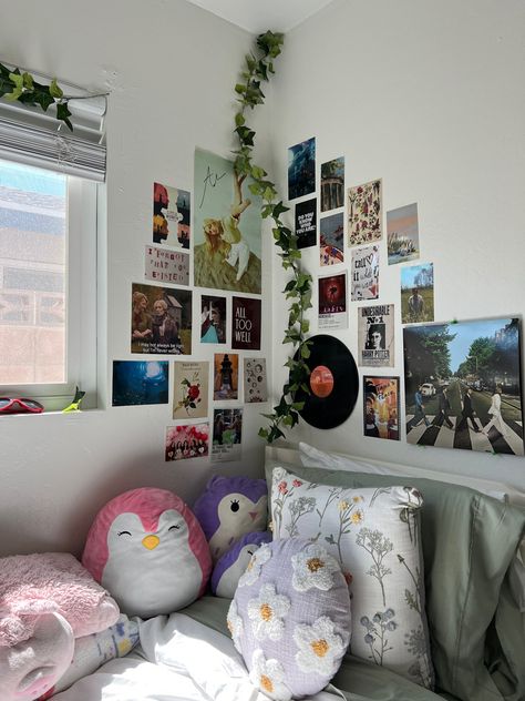 Dorm Room Ideas Album Covers, College Dorm Room Ideas Photo Wall, Wall Collage Set Up Ideas, Room Decor Bedroom Photos, Dorm Room Ideas Photo Wall, Photo Wall Album Covers, Bedroom Wall Decor Photo Collage, Record Covers On Wall, Dorm Photo Wall Ideas