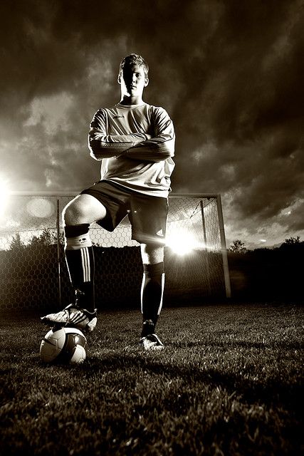 Senior Soccer Photography Poses, Soccer Senior Pictures, Soccer Poses, Senior Photos Boys, Soccer Photography, Sport Portraits, Male Senior Pictures, Senior Pictures Sports, Senior Pictures Boys