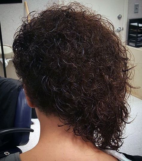 asymmetrical curly bob Medium Asymmetrical Hairstyles, Asymmetrical Curly Bob, Asymmetrical Hair, Girls Haircuts, The Right Hairstyles, Hair Doo, Short Hair Back, Asymmetrical Haircut, Bob Haircut Curly