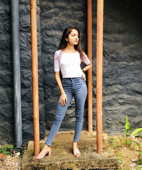 Embroidered Jeans Outfit, Ishaani Krishna, Jeans And Sandals, Casual Poses, Western Girl Outfits, Bff Photography, Fashion Model Poses, Romantic Photoshoot, Indian Wedding Photography Poses