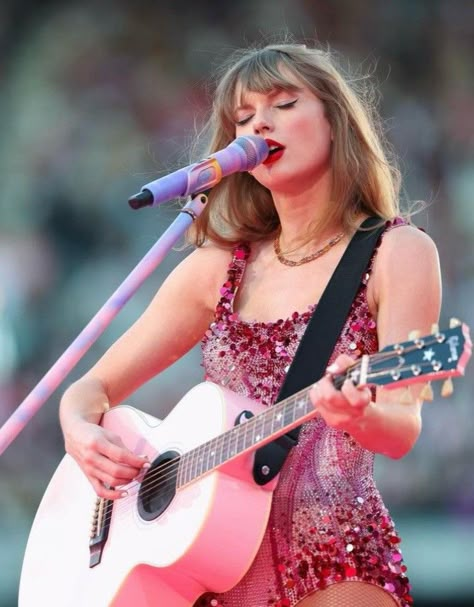 Taylor swift Pink Guitar, Taylor Swift Images, Eras Tour Pics, Lover Era, Estilo Taylor Swift, Taylor Swift Cute, Swift Photo, Eras Tour Outfits, Taylor Swift Funny