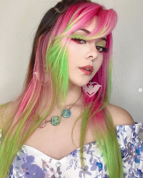 Colorful Hair 2023, Hatsune Miku Hair Color, Pink And Green Hair Ideas, Color Blocking Curly Hair, Pink Multicolor Hair, Multicolor Hair Ideas, Hair Dye Patterns, Pink And Green Hair, Hair Color Short Hair