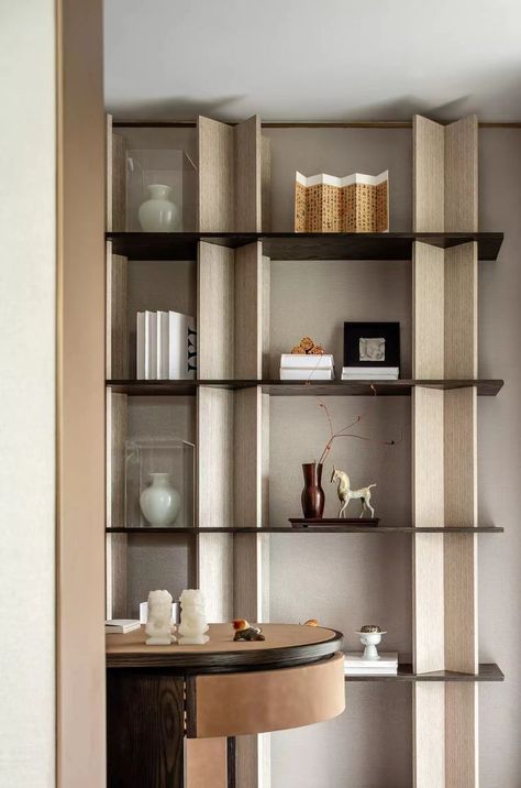 Show Shelf Design, Poliform Bookshelf, Home Office Desk Against Wall, Table Cabinet Design, Joinery Shelving, Modern Study Table With Storage, Library Wall In Living Room, Japandi Shelf, Contemporary Shelf Design