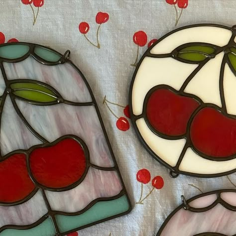 Aesthetic Stained Glass Art, Funky Stained Glass Art, Diy Stained Glass Suncatcher, Vitray Art Ideas Cute, Stain Glass Beginner Simple, Stained Glass Inspiration, Stain Glass Design, Stain Glass Templates, Cute Stained Glass Ideas