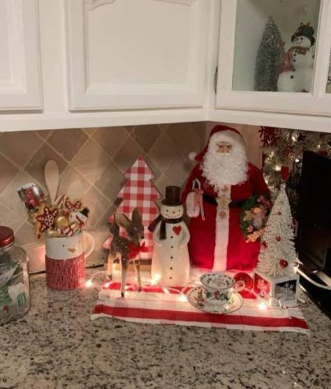 Christmas Countertop Decor Kitchen, Christmas Countertop Decor, Cozy Christmas Kitchen, Christmas Kitchen Decor Ideas, Christmas Decorations Sewing, Classic Christmas Decorations, Cozy Christmas Decor, Christmas Decor Inspiration, Kitchen Decor Ideas