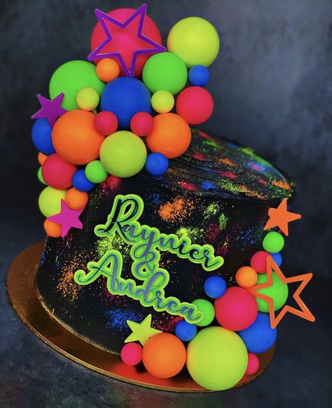 Neon Birthday Party Cake, Pastel Neon Party, Tortas Neon Party, Glow In The Dark Cake Ideas, Glow Party Cake Ideas, Neon Glow Cake, Glow Birthday Cake, Neon Cake Ideas, Neon Party Cake